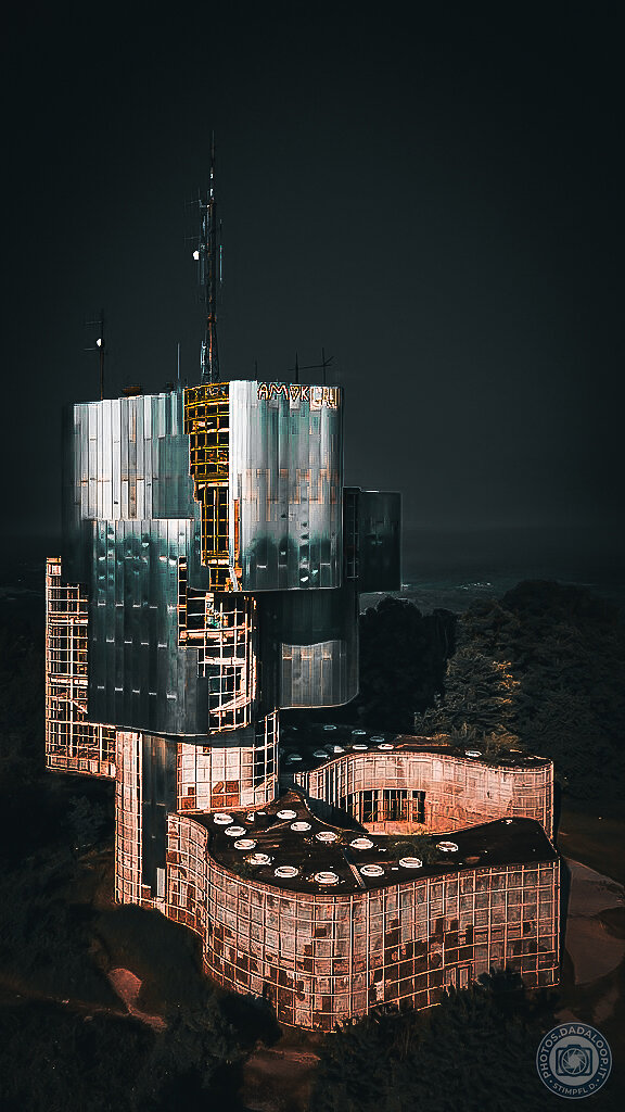 Monumento futuristico abbandonato avvolto nell'oscurità