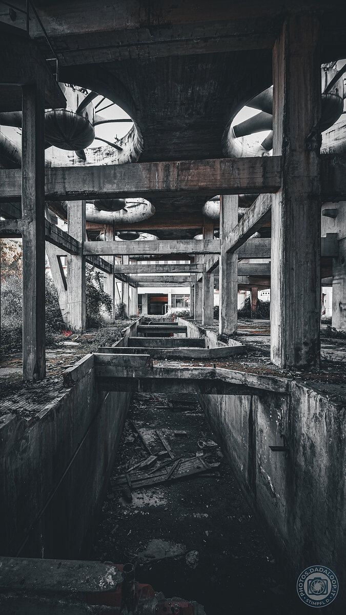 Struttura industriale abbandonata con ventole a soffitto