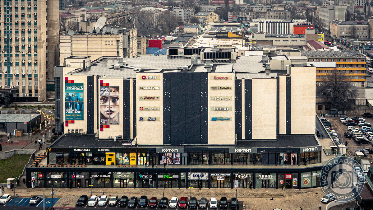 Aerial view of a shopping center in Chișinău
