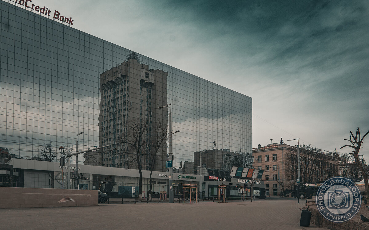 Urban reflections: the palace is mirrored in the glass