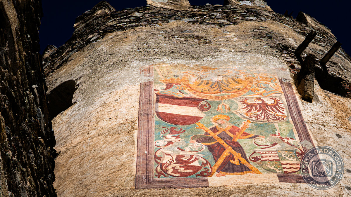 Affresco medievale su torre di castello in pietra
