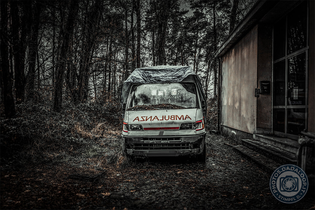 Ambulanza abbandonata nella natura selvaggia