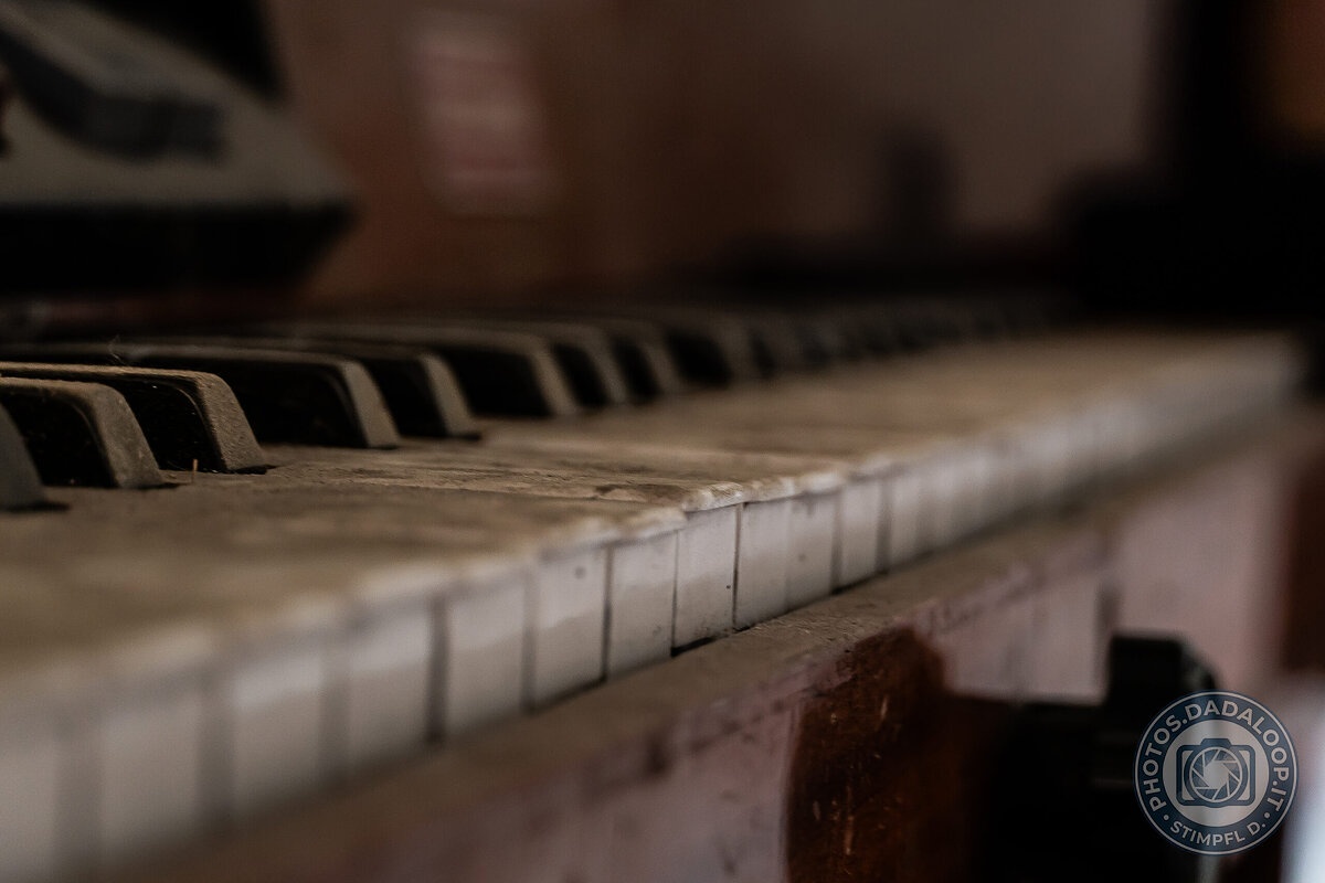 Tasti polverosi di un pianoforte abbandonato