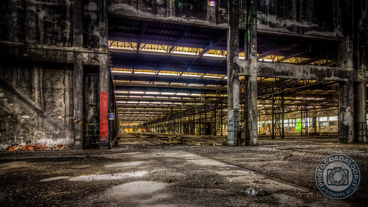 Interno spettrale di fabbrica abbandonata