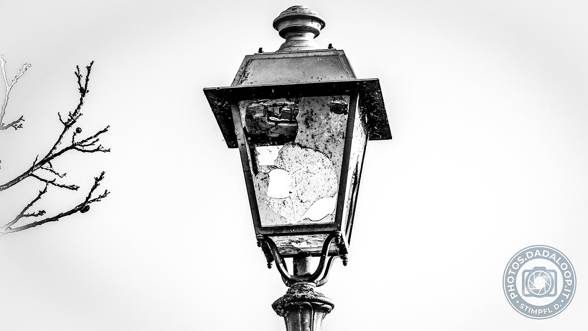 Lanterna rotta e abbandonata contro il cielo