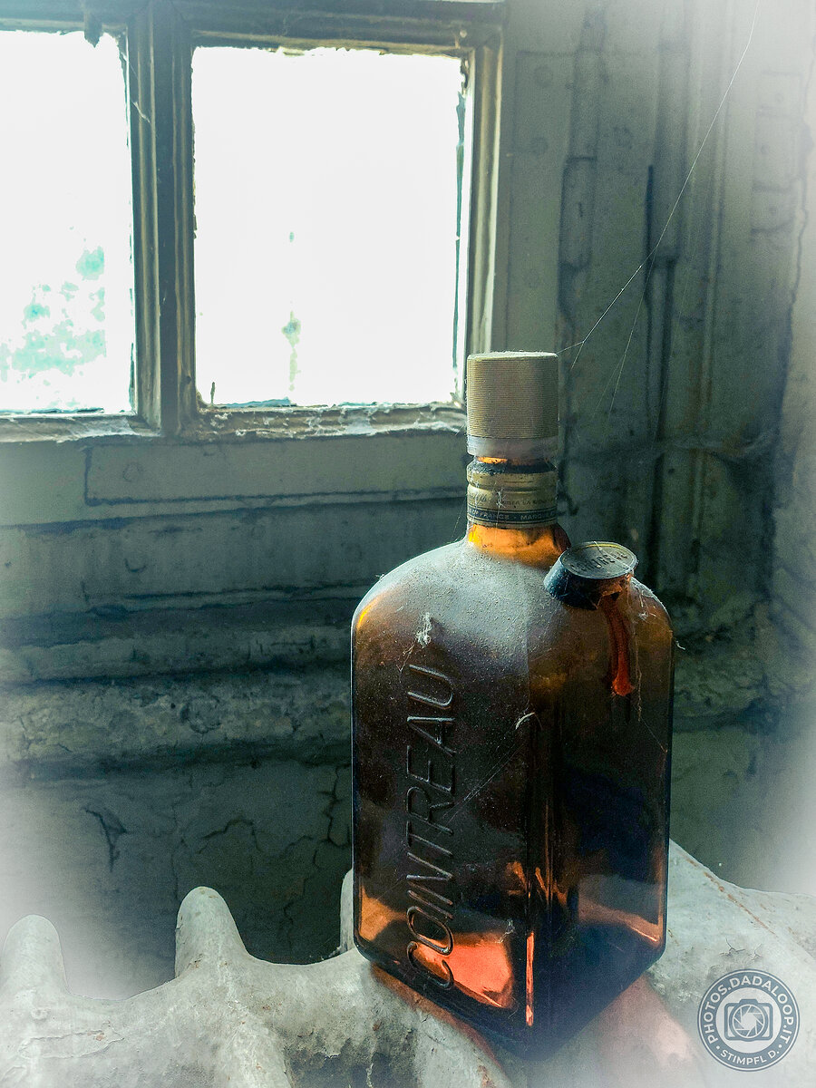 Bottiglia di Cointreau abbandonata su un termosifone