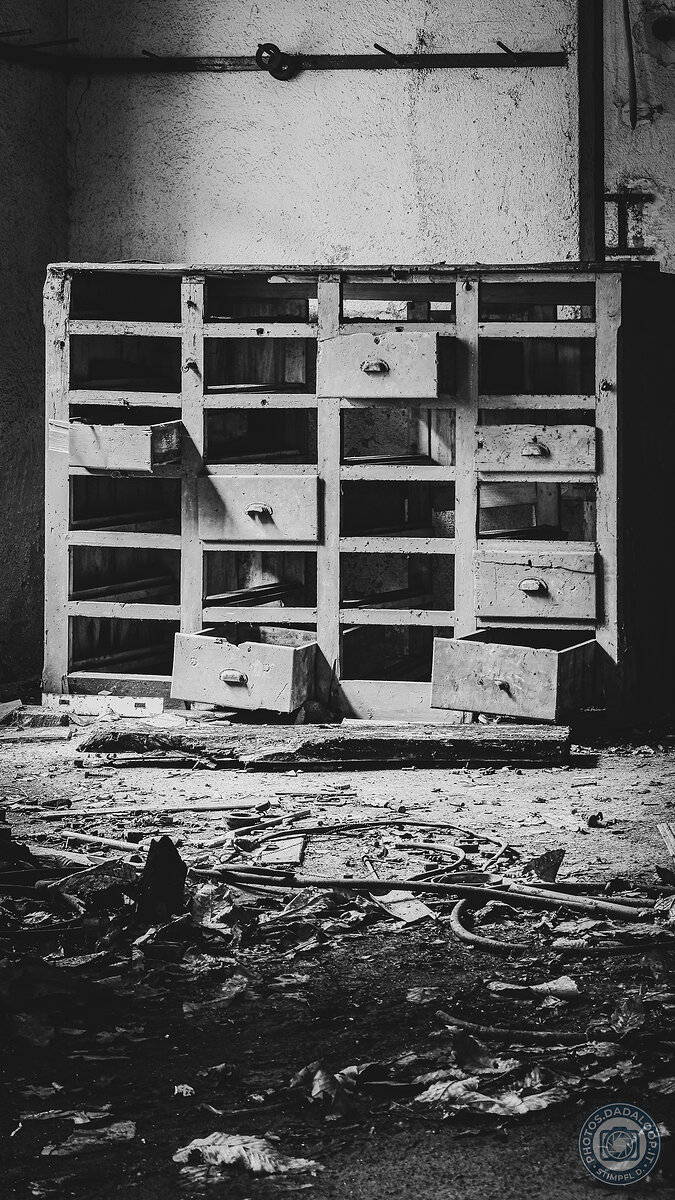 Cassettiera abbandonata in fabbrica dismessa