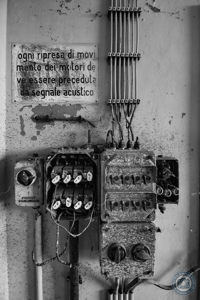 Centralina elettrica abbandonata con avviso di sicurezza