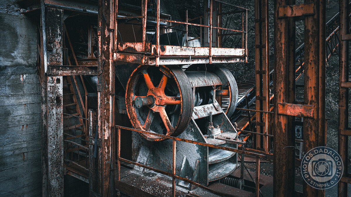 Ingranaggi arrugginiti di una vecchia fabbrica abbandonata