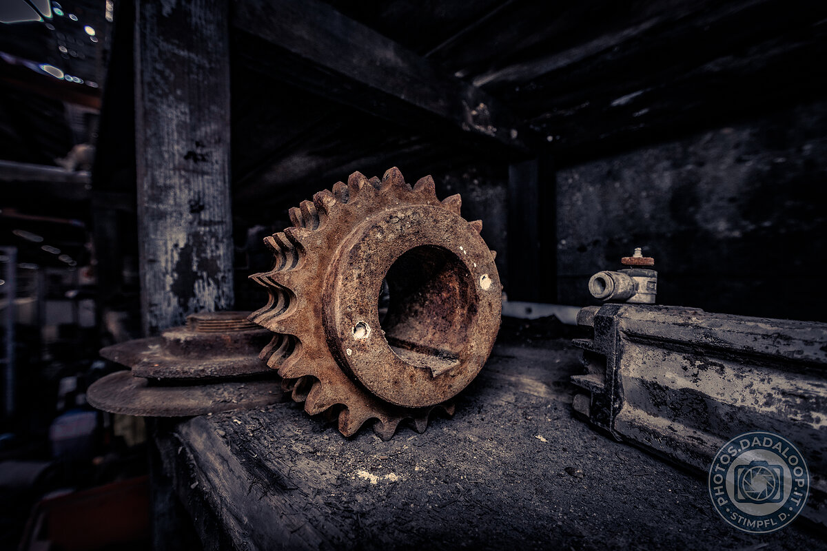 Ingranaggio arrugginito dimenticato nel tempo