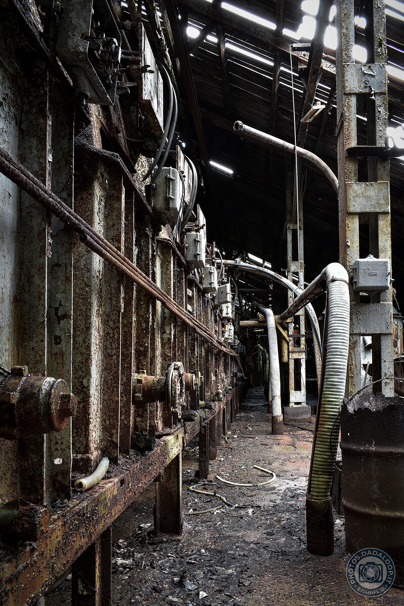 Macchinari arrugginiti in fabbrica abbandonata