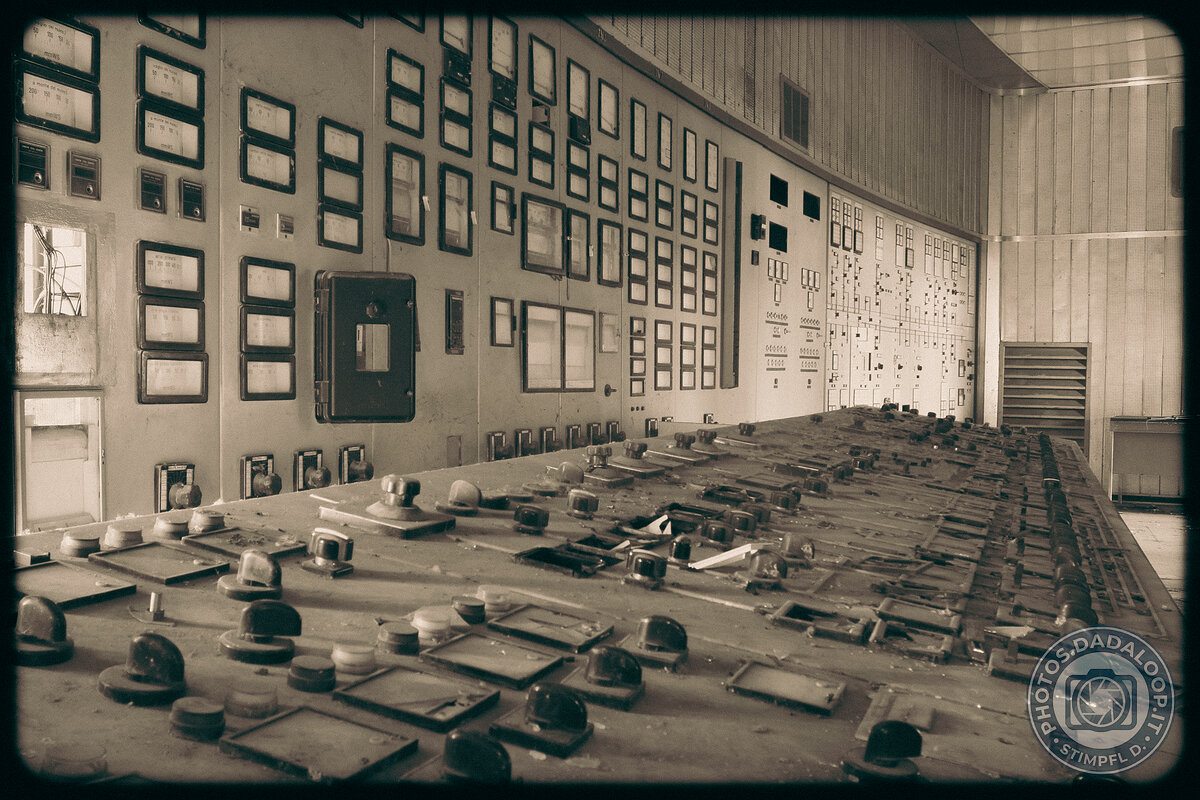 Pannello di controllo abbandonato: polvere e oblio industriale