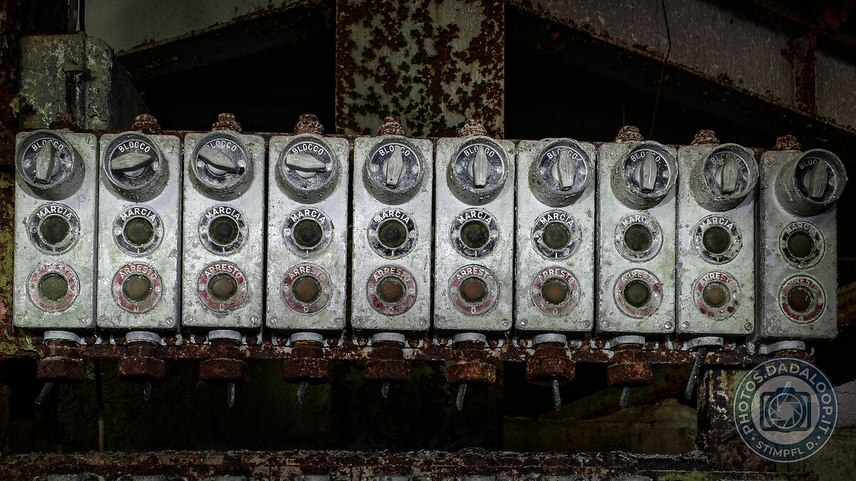 Pannello di controllo arrugginito in fabbrica abbandonata