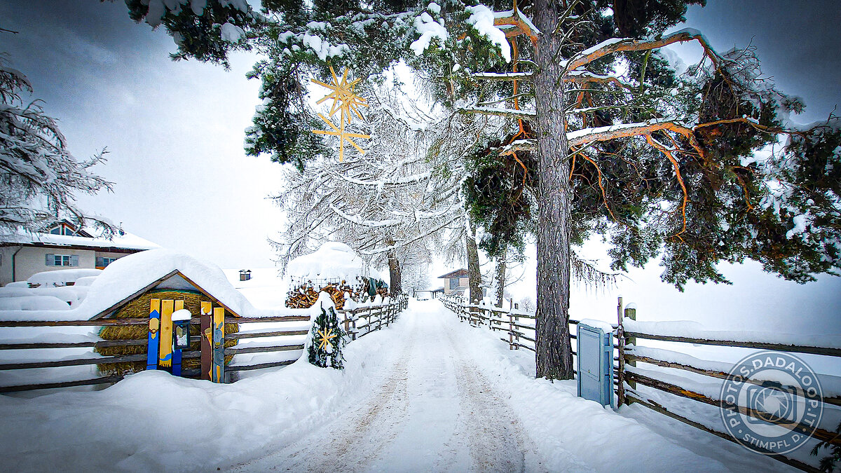Paesaggio invernale con strada innevata e decorazioni natalizie