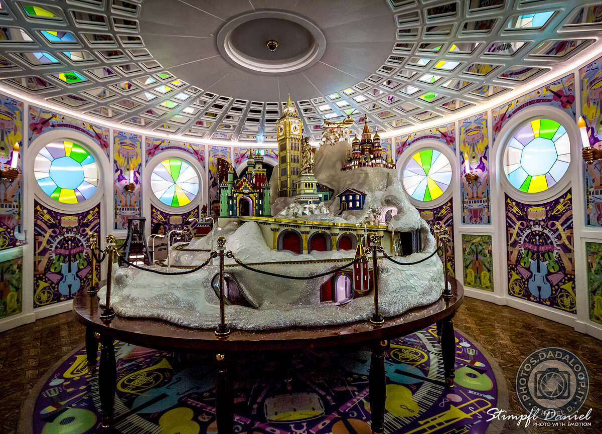 Installazione artistica con miniature di architetture famose