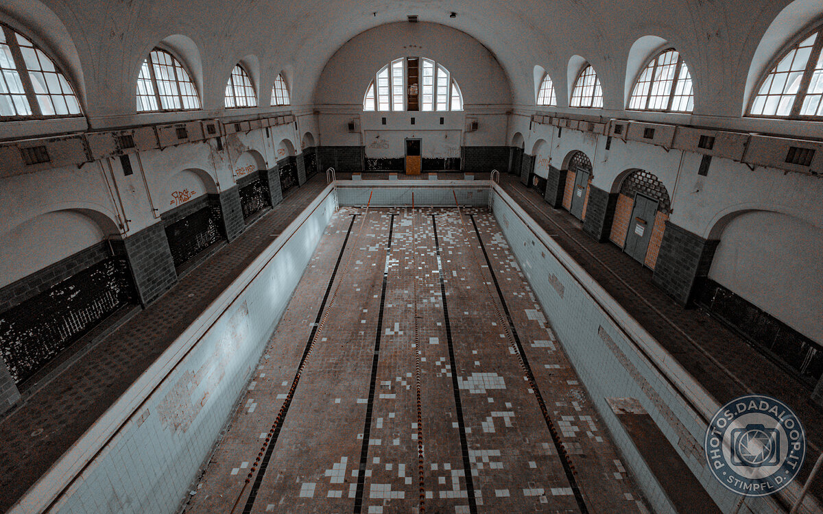 Abandoned swimming pool: echoes of a forgotten sporting past