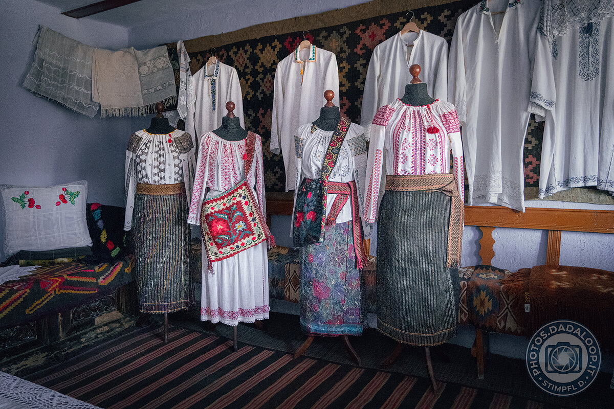 Abiti tradizionali moldavi esposti in un interno