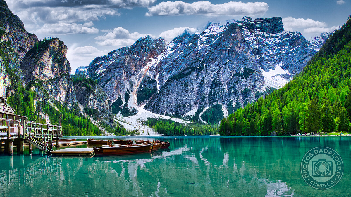 Barche ormeggiate sul lago alpino di Braies, Dolomiti