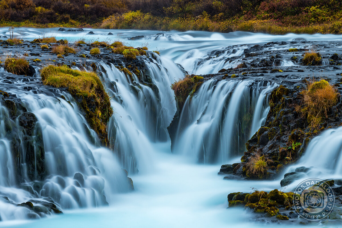 Cascate di Bruarfoss: acqua turchese e rocce muschiose
