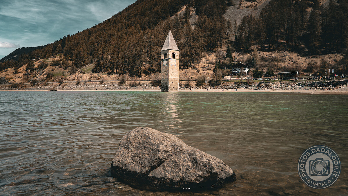 Il campanile sommerso nel lago di Resia, visto da riva