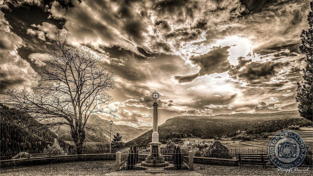Monumento storico sotto un cielo drammatico al tramonto