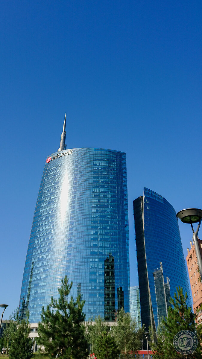 Torri Unicredit riflesse nel cielo azzurro di Milano