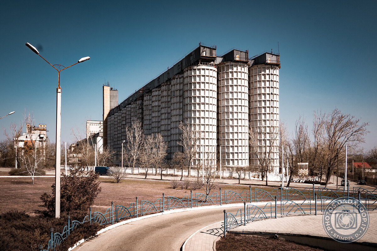 Imponente complesso industriale sotto il cielo terso