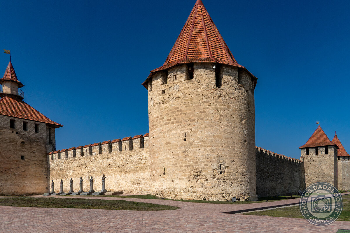 Fortezza medievale sotto il cielo azzurro