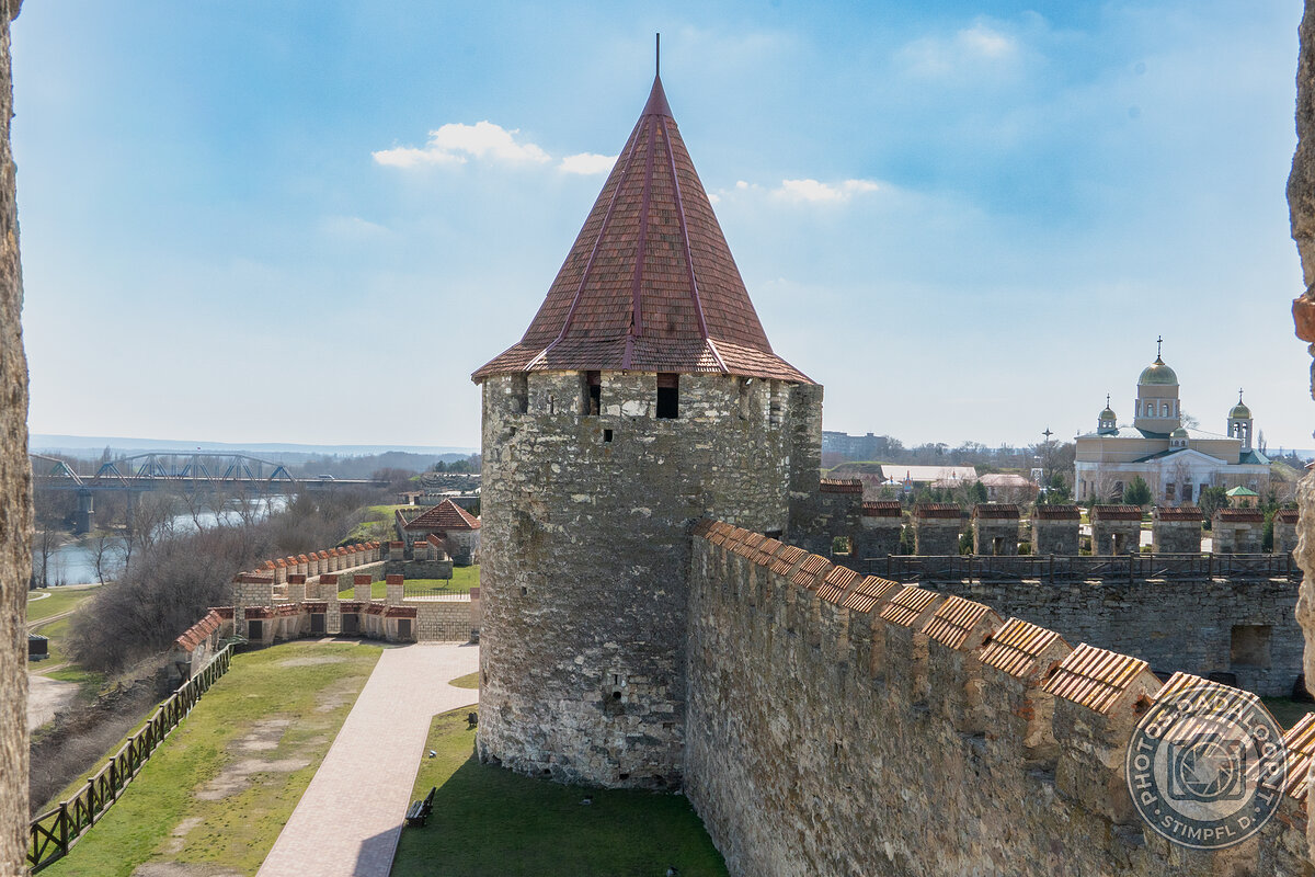 Torre medievale e mura merlate sotto il cielo azzurro