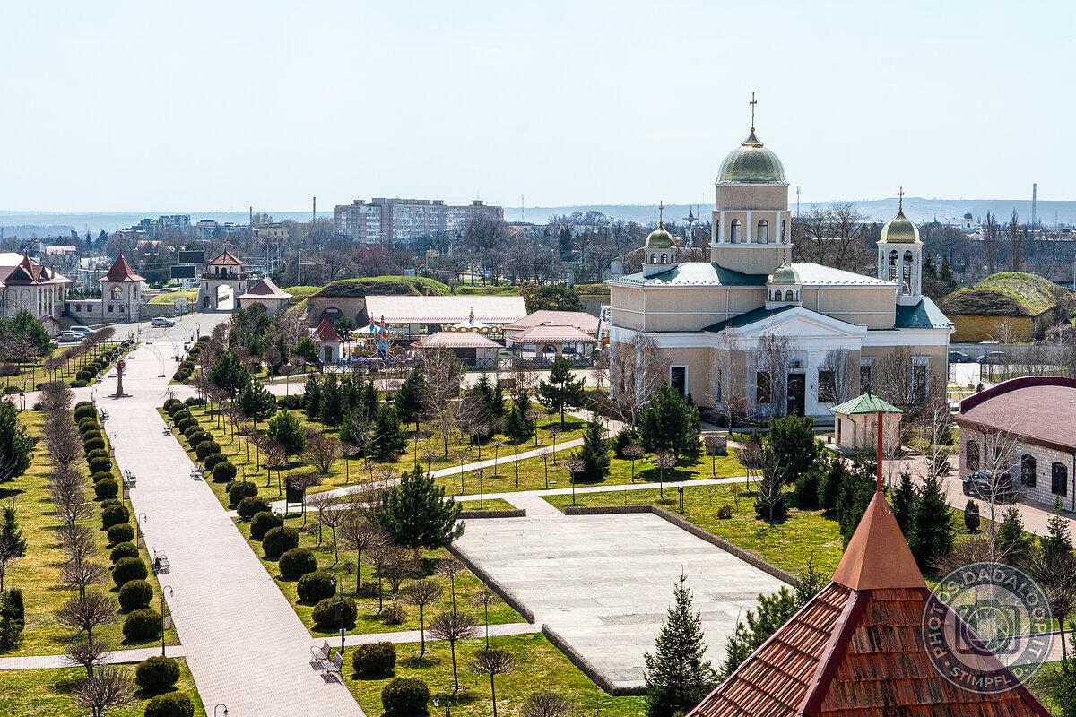 Vista panoramica del parco e della cattedrale di Bender, Transnistria