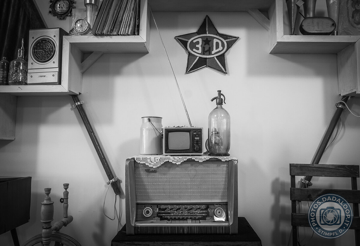 Natura morta vintage: radio, TV e seltz in bianco e nero