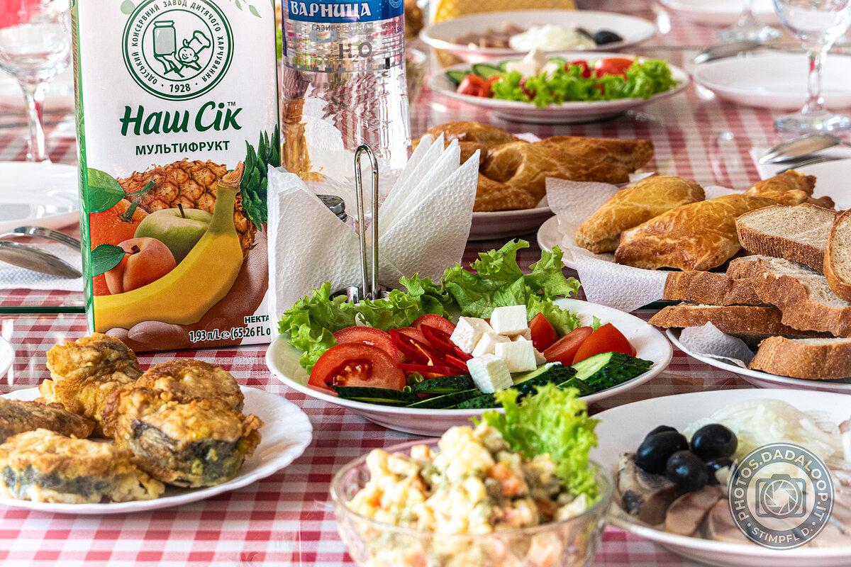 Tavola imbandita con piatti tipici e succo di frutta