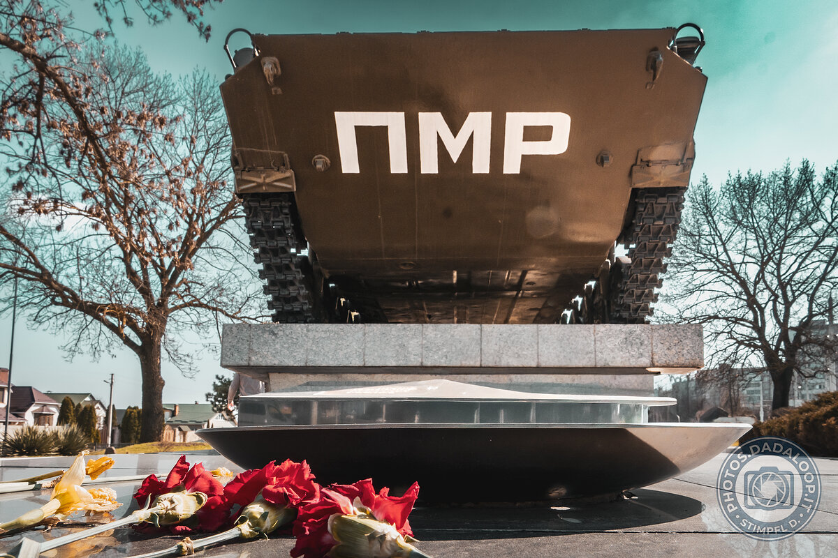 Monumento a un carro armato con fiori rossi, Transnistria