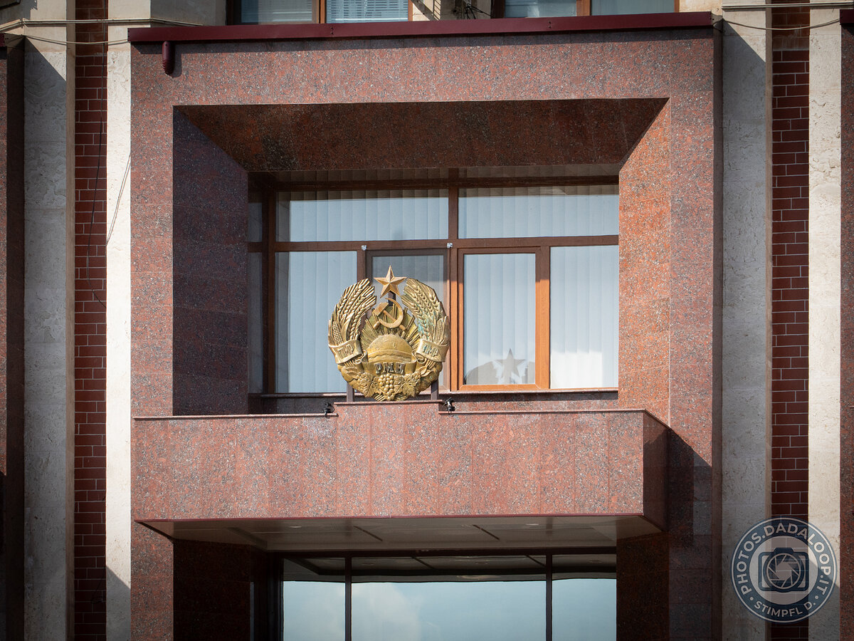 Stemma della Transnistria su edificio in marmo