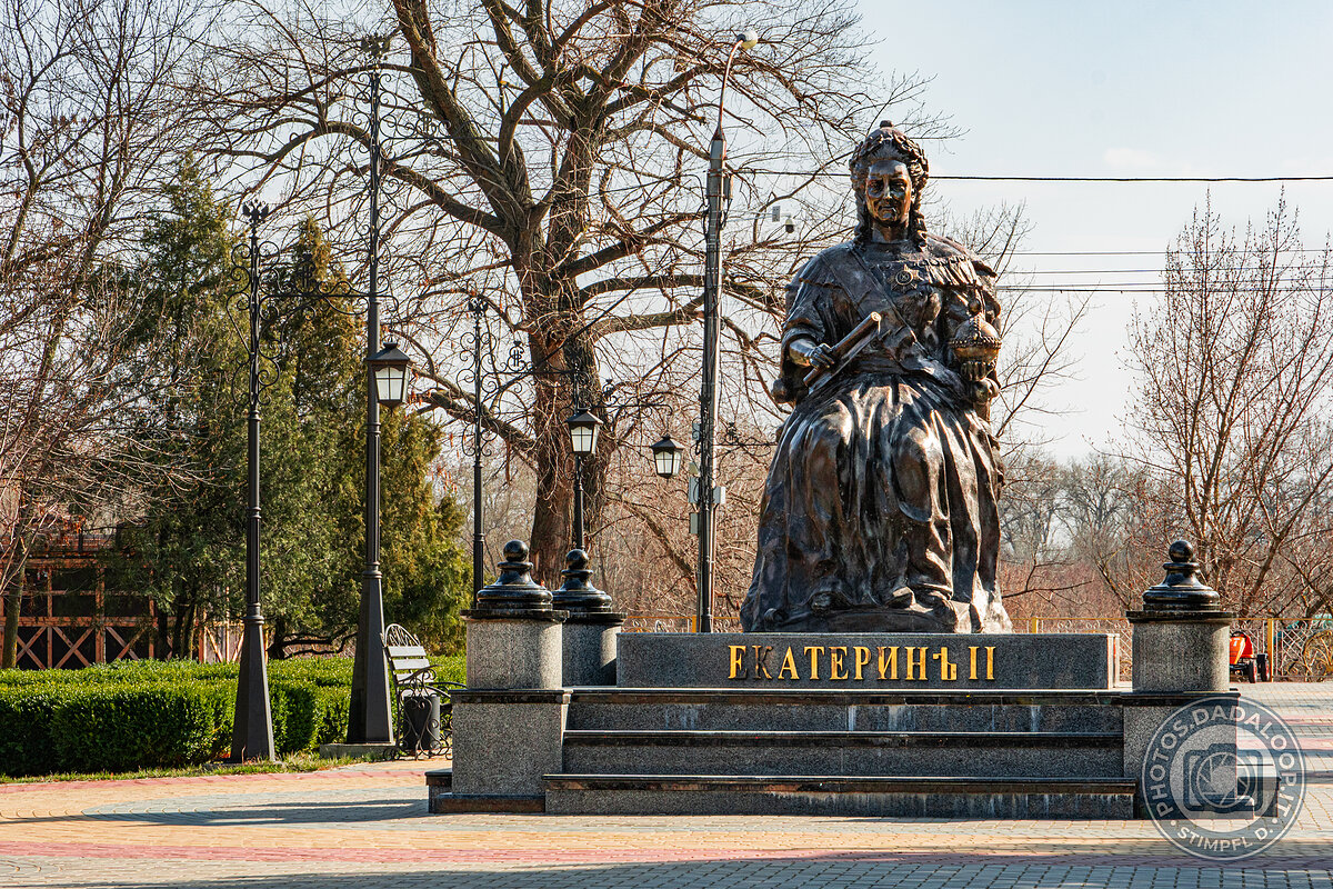 Statua di Caterina II in un parco cittadino