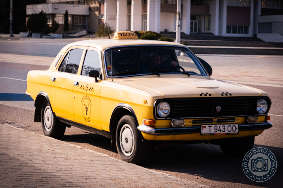 Taxi giallo vintage a Transnistria