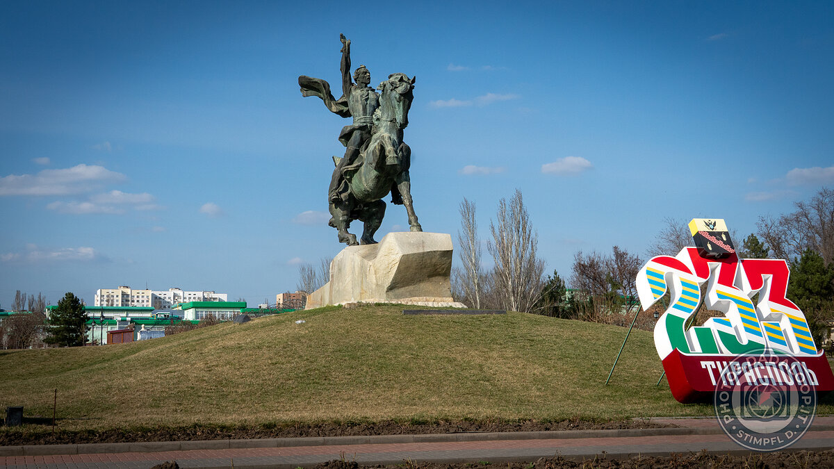 Monumento equestre a Tiraspol con insegna celebrativa