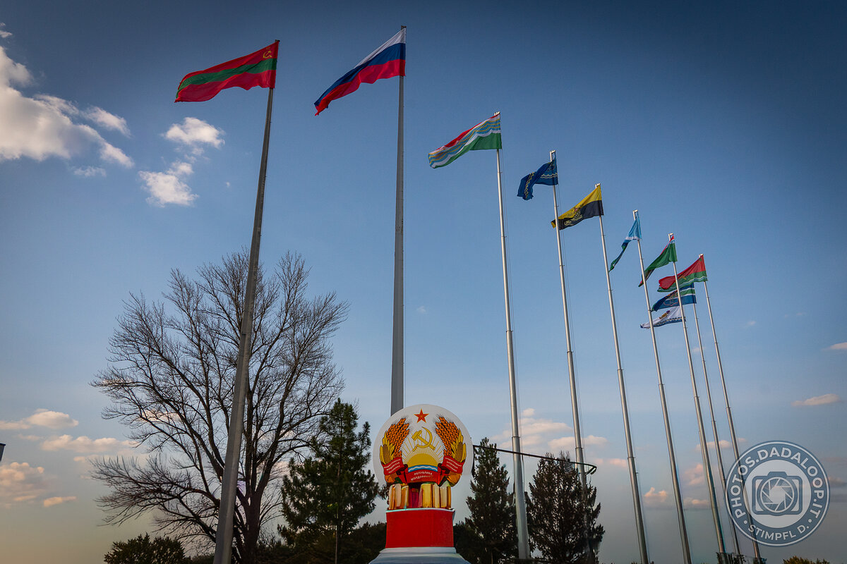 Bandiere al vento sotto il cielo azzurro di Transnistria