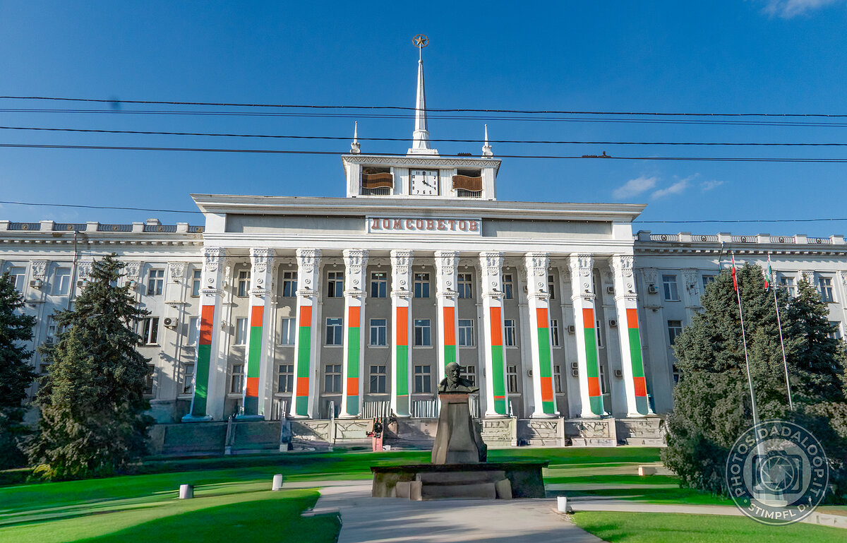 Edificio governativo con bandiere e monumento, Transnistria