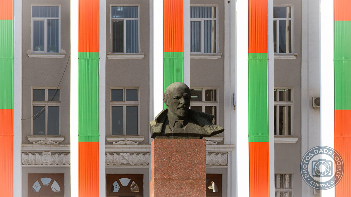Busto di Lenin e bandiere colorate, Transnistria