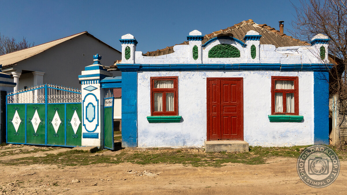 Casa rurale con dettagli colorati, Moldavia