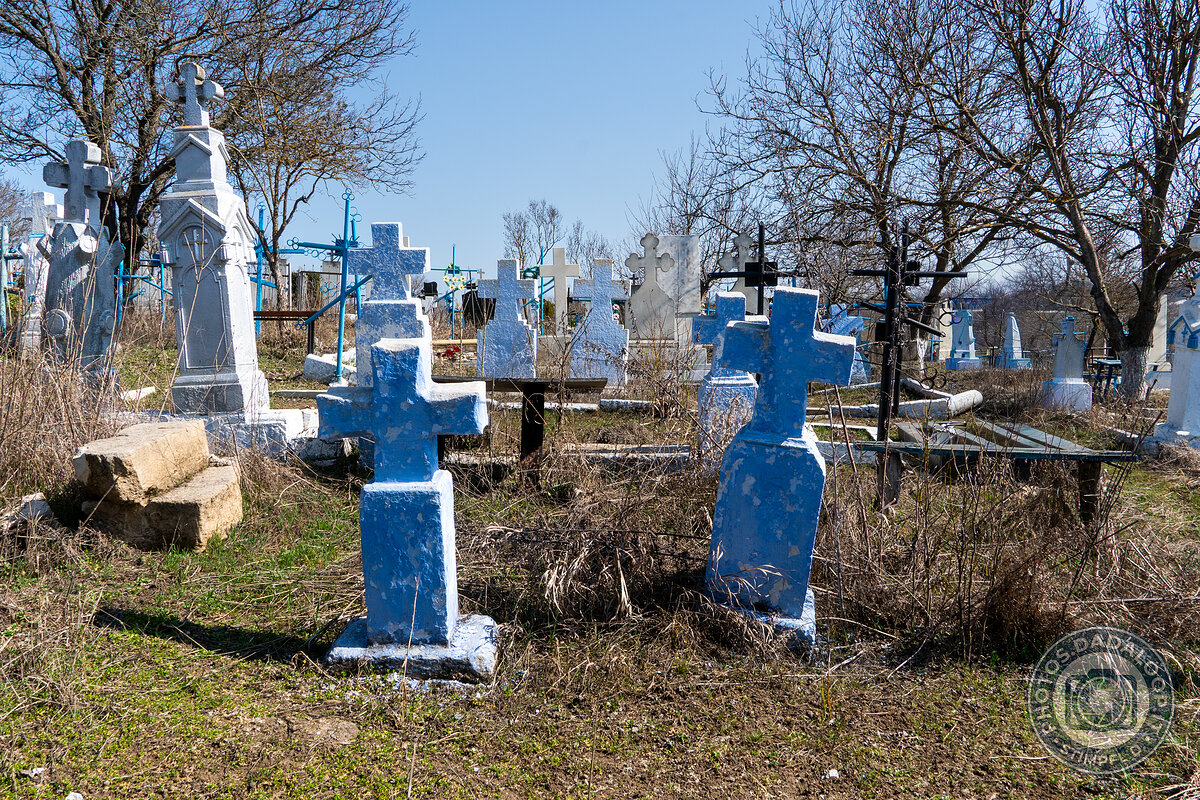 Croci colorate in un cimitero abbandonato
