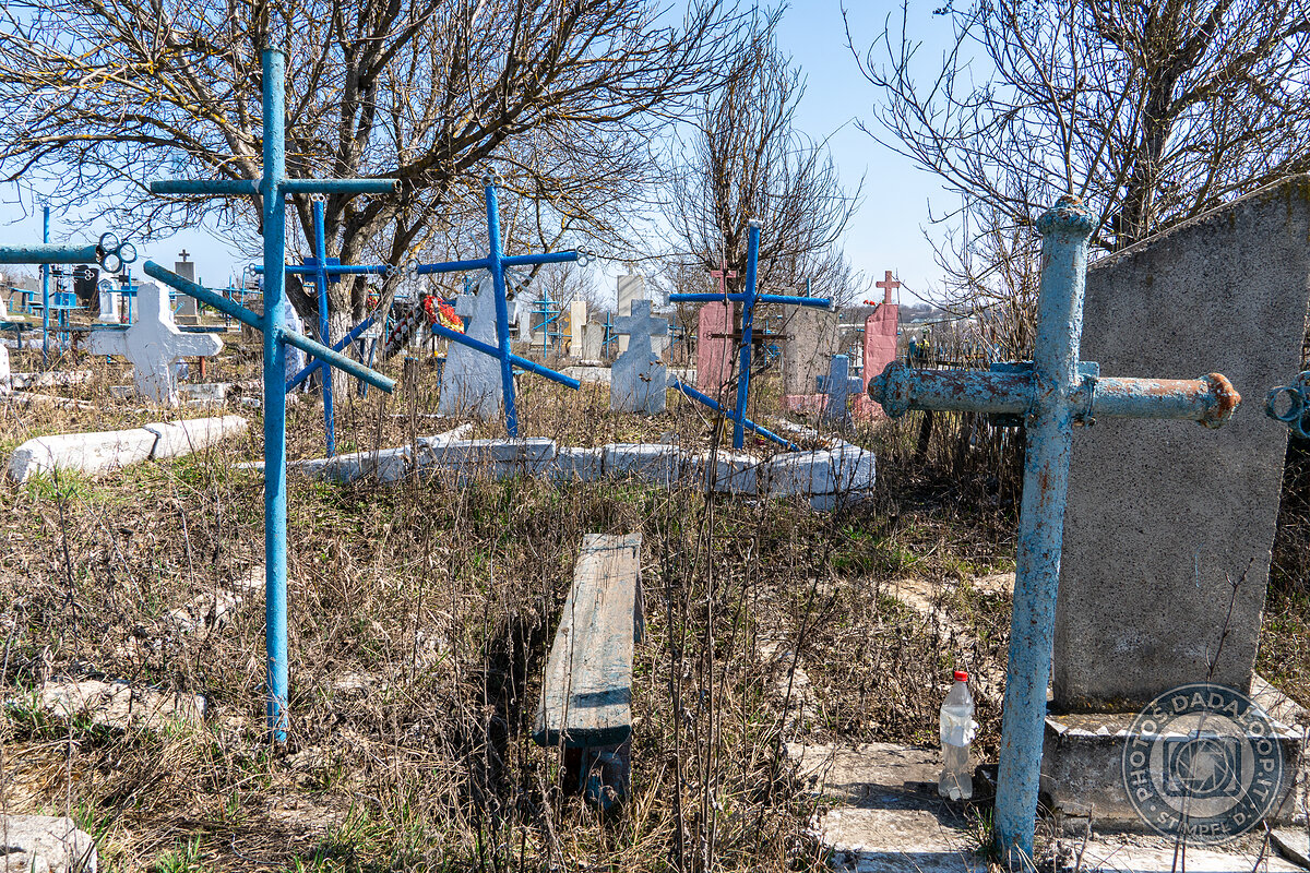 Croci colorate in un cimitero abbandonato