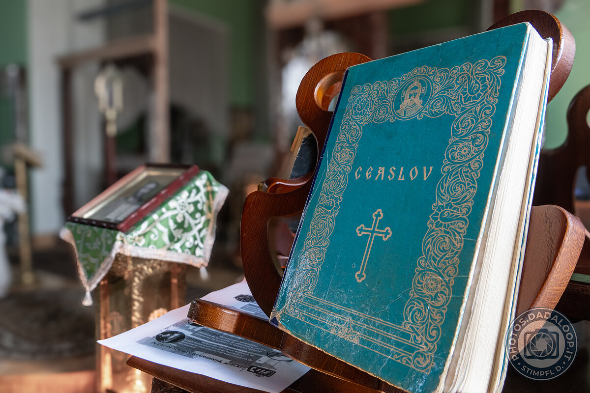 Libro di preghiere ortodosso su leggio di legno