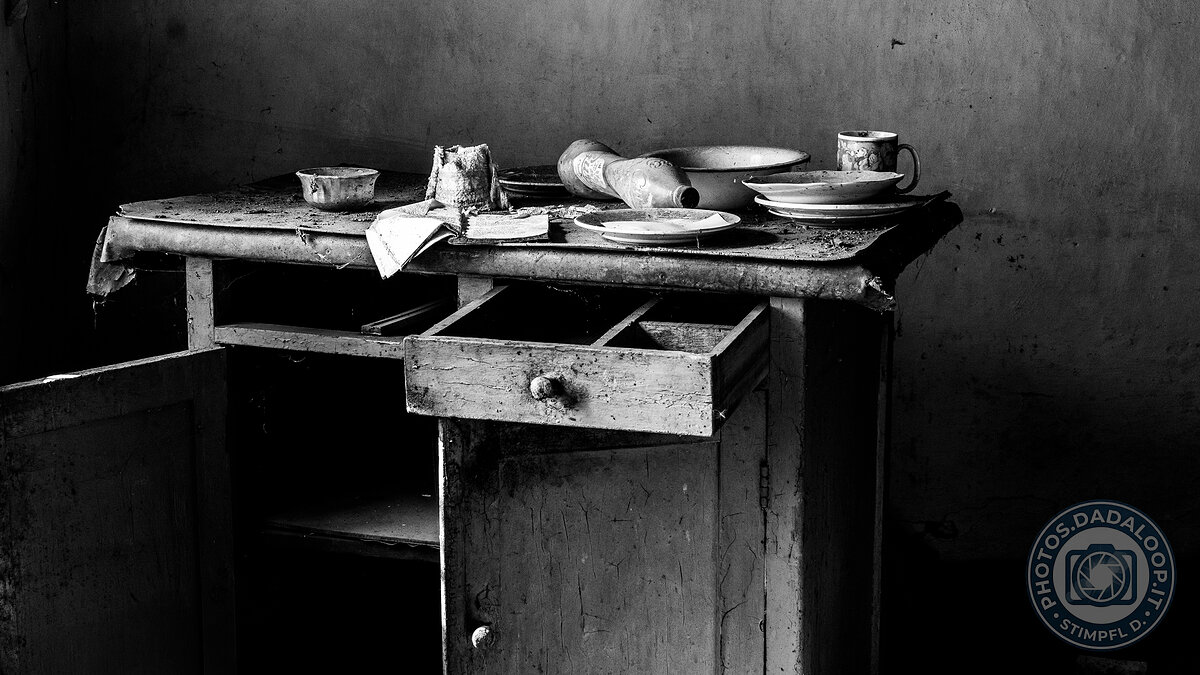 Natura morta su mobile abbandonato, atmosfera decadente