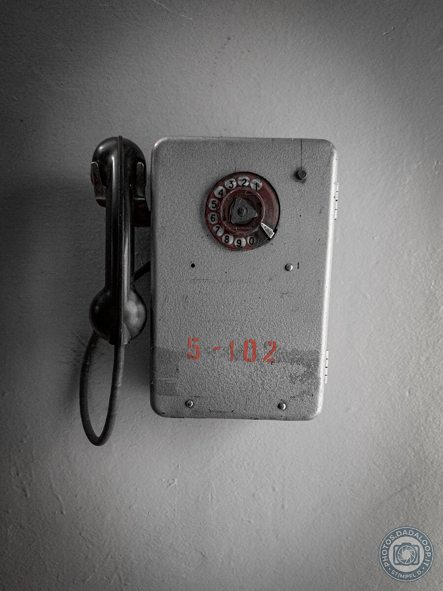 Telefono pubblico vintage con disco combinatore