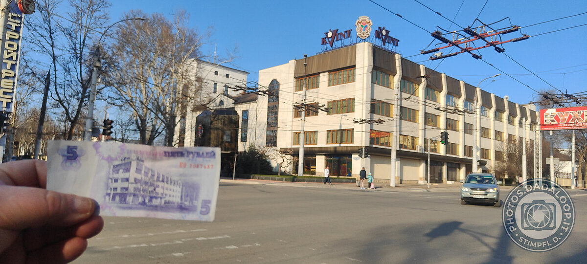 5 rubli transnistriani davanti alla sede della KVINT
