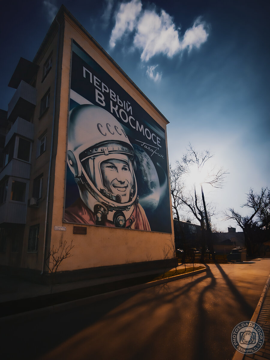 Murale di Gagarin a Tiraspol, Transnistria, illuminato dal sole