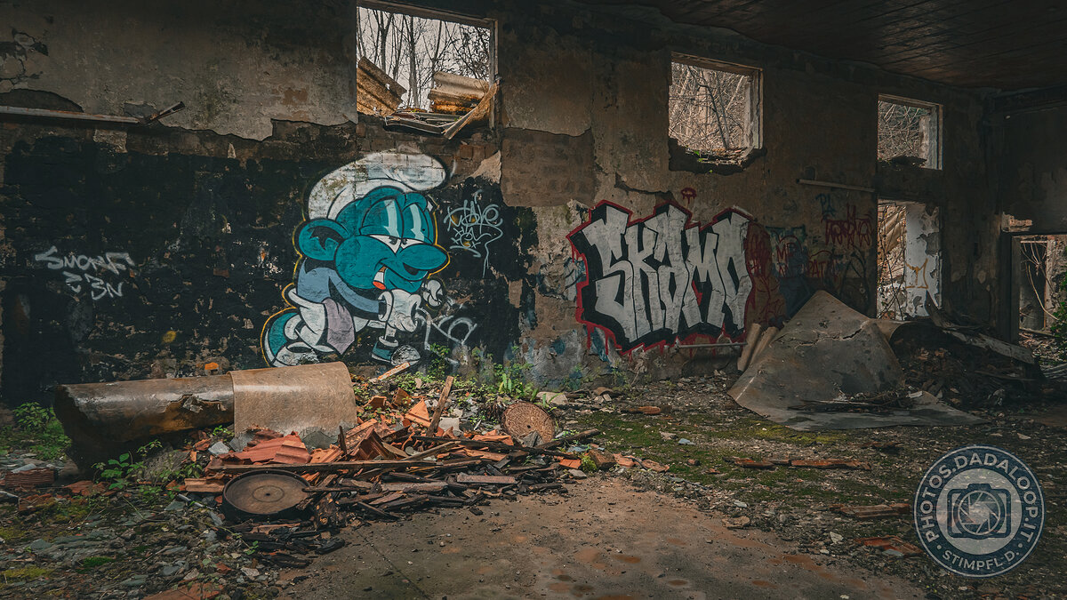 Interno di edificio abbandonato con graffiti colorati