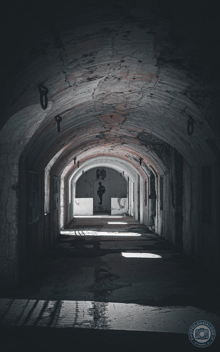 Corridoio oscuro con figura in controluce